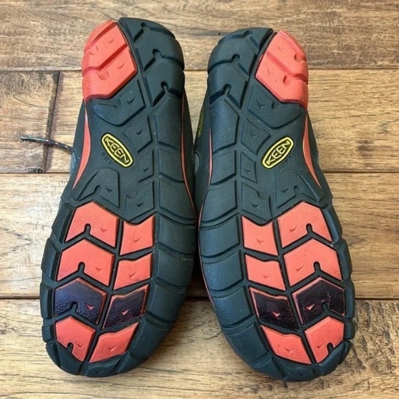 Keen Haven CNX Cross-Training Shoes in Gargoyle / Hot Coral Women’s Size 7